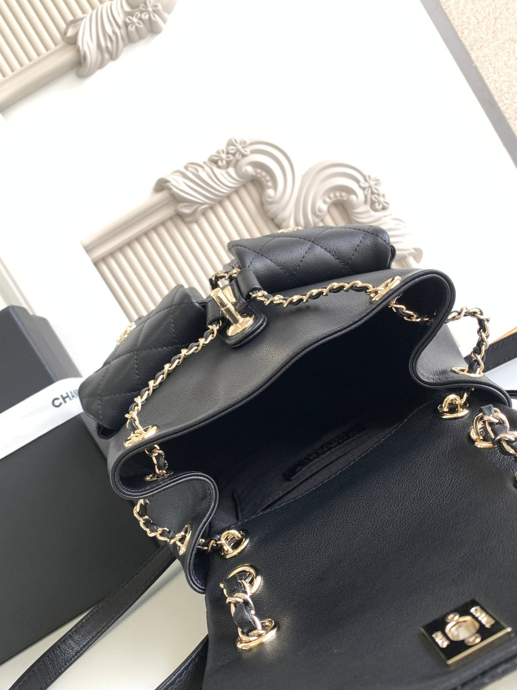 Bolso bandolera clásico de piel de oveja nobuk – 22 cm