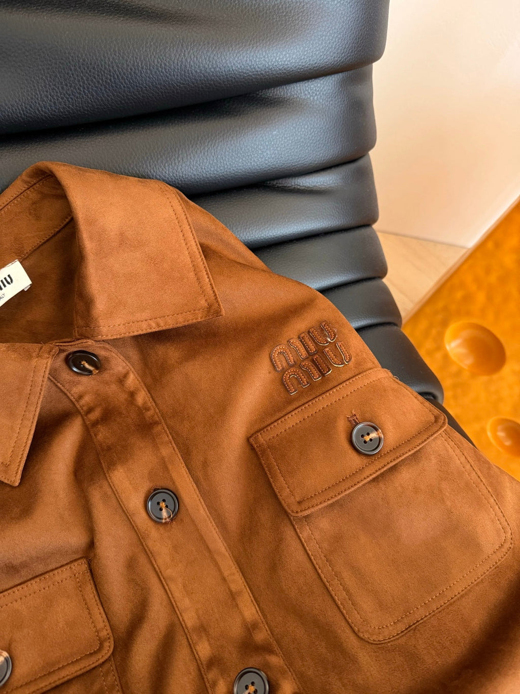 Conjunto de chaqueta y cinturón de ante elegante