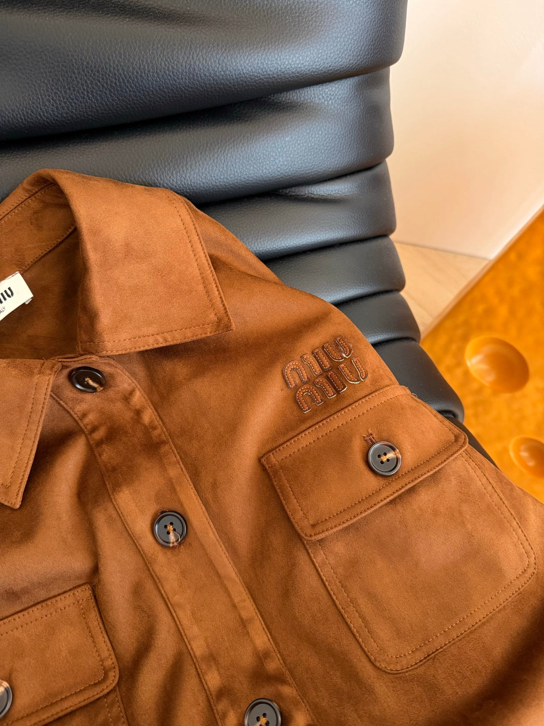 Conjunto de chaqueta y cinturón de ante elegante