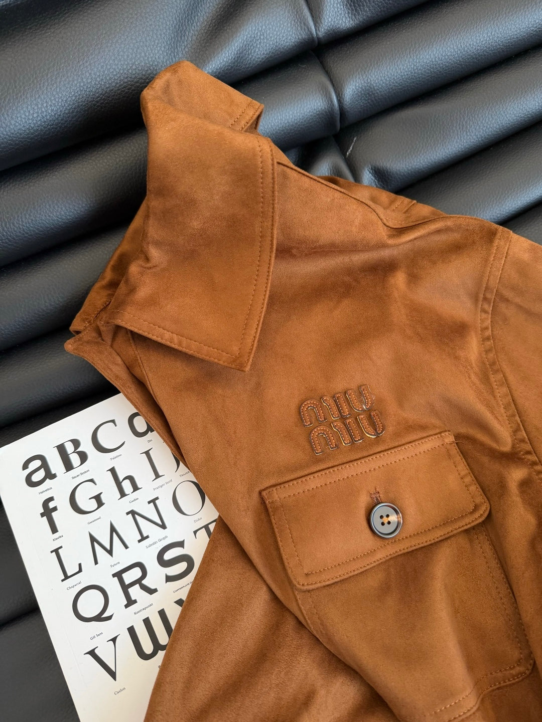 Conjunto de chaqueta y cinturón de ante elegante
