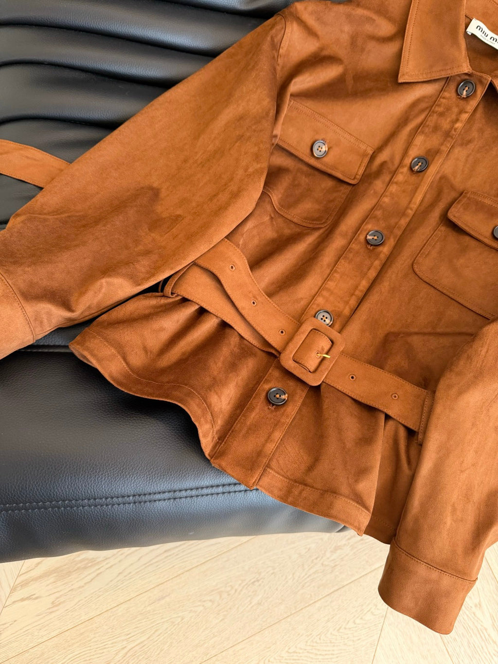 Conjunto de chaqueta y cinturón de ante elegante
