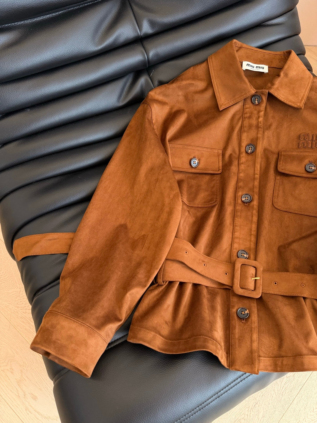 Conjunto de chaqueta y cinturón de ante elegante