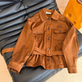 Conjunto de chaqueta y cinturón de ante elegante