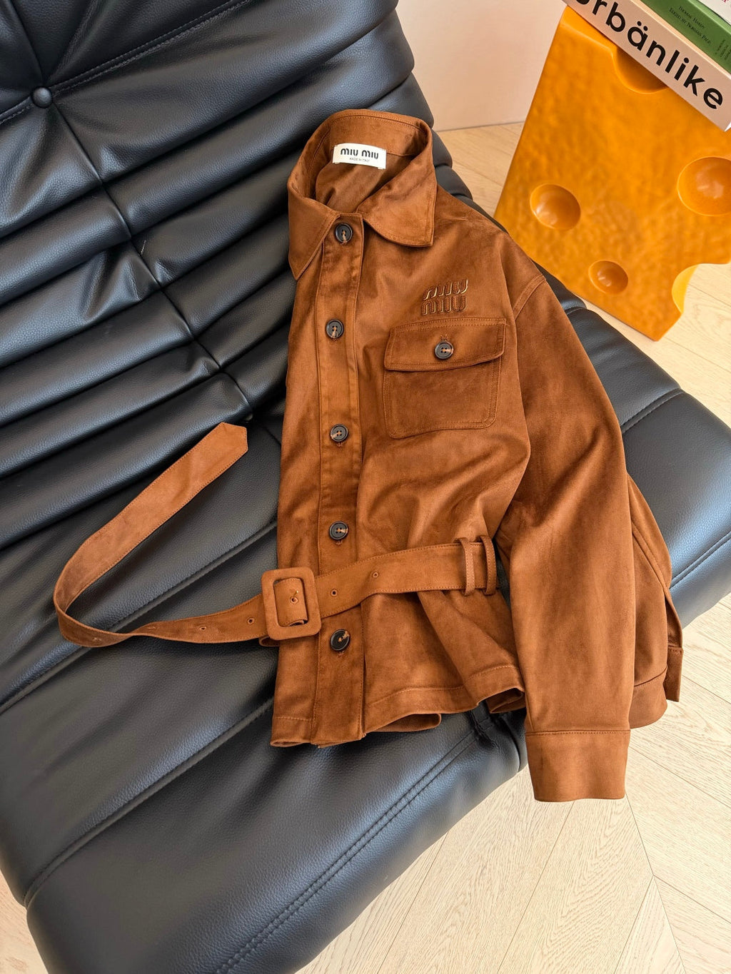 Conjunto de chaqueta y cinturón de ante elegante
