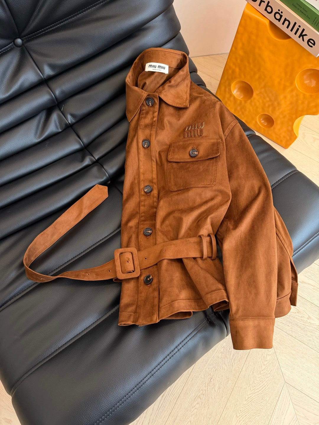 Conjunto de chaqueta y cinturón de ante elegante
