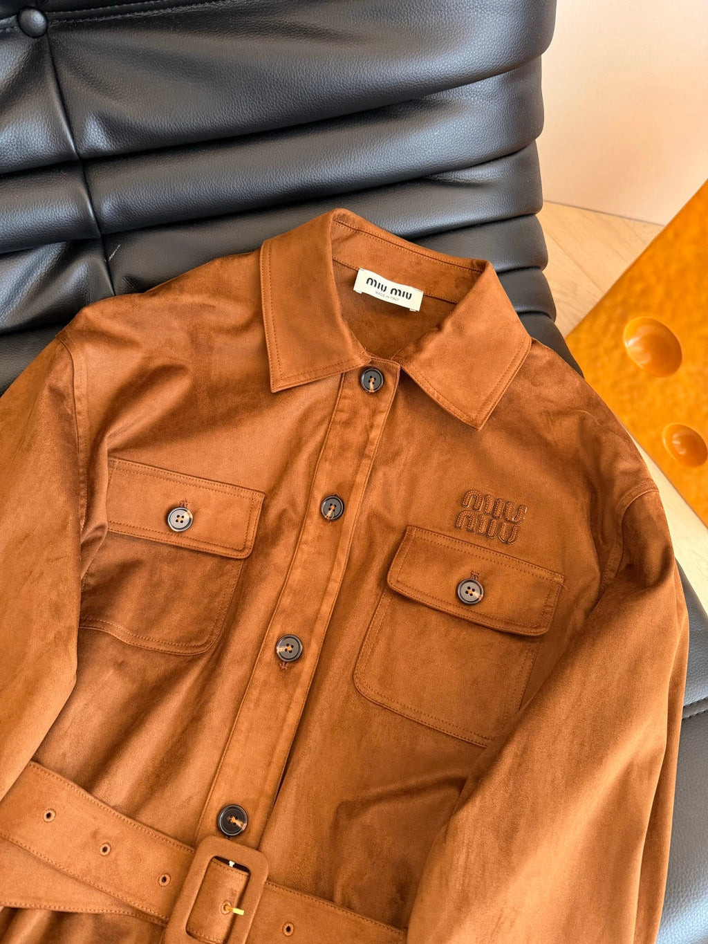 Conjunto de chaqueta y cinturón de ante elegante