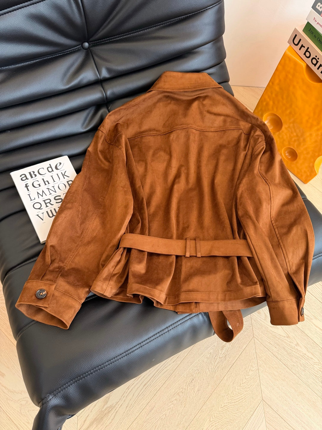 Conjunto de chaqueta y cinturón de ante elegante