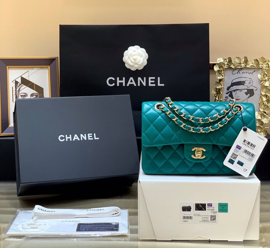 Bolso pequeño clásico con solapa de 23 cm – Edición limitada verde zafiro