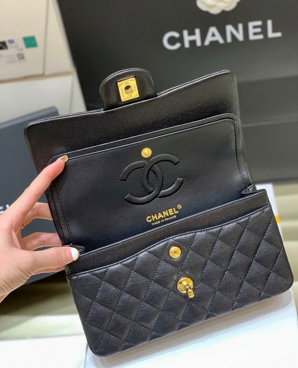 Bolso pequeño clásico con solapa de 23 cm – Negro