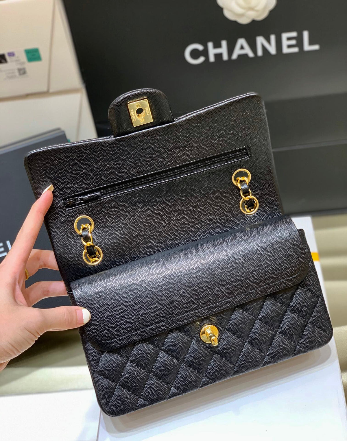 Bolso pequeño clásico con solapa de 23 cm – Negro