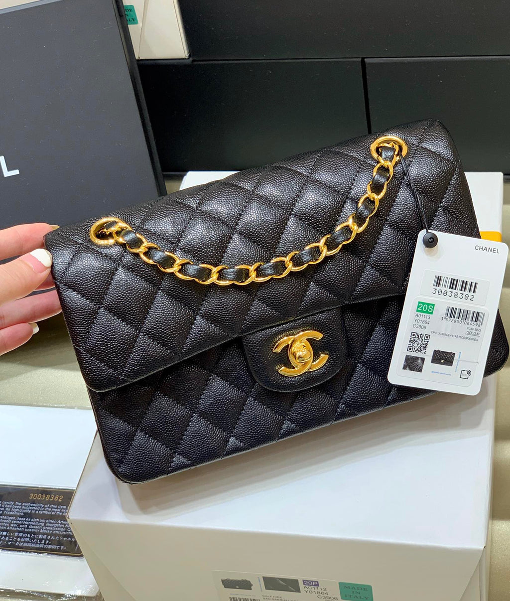 Bolso pequeño clásico con solapa de 23 cm – Negro