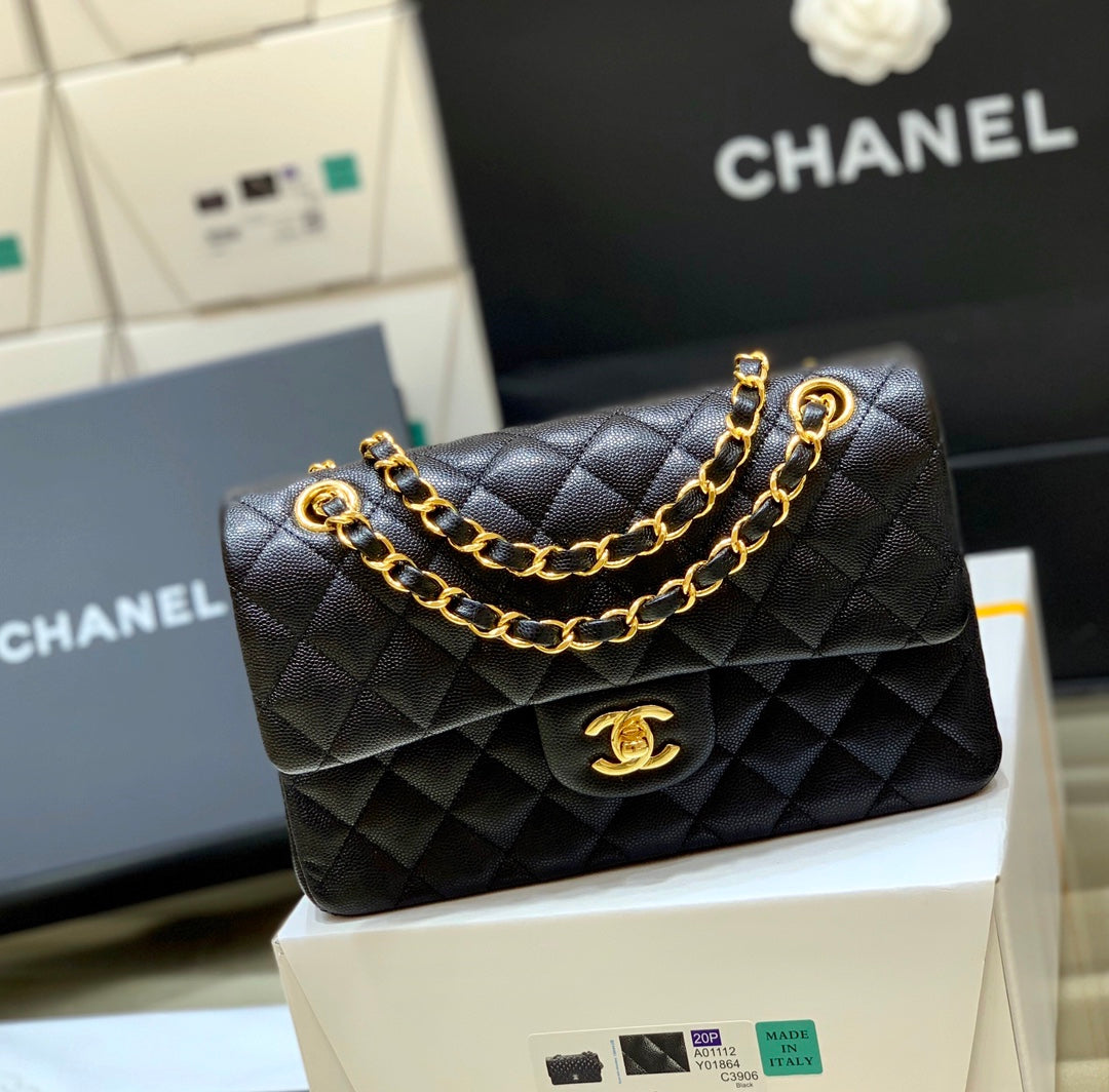 Bolso pequeño clásico con solapa de 23 cm – Negro