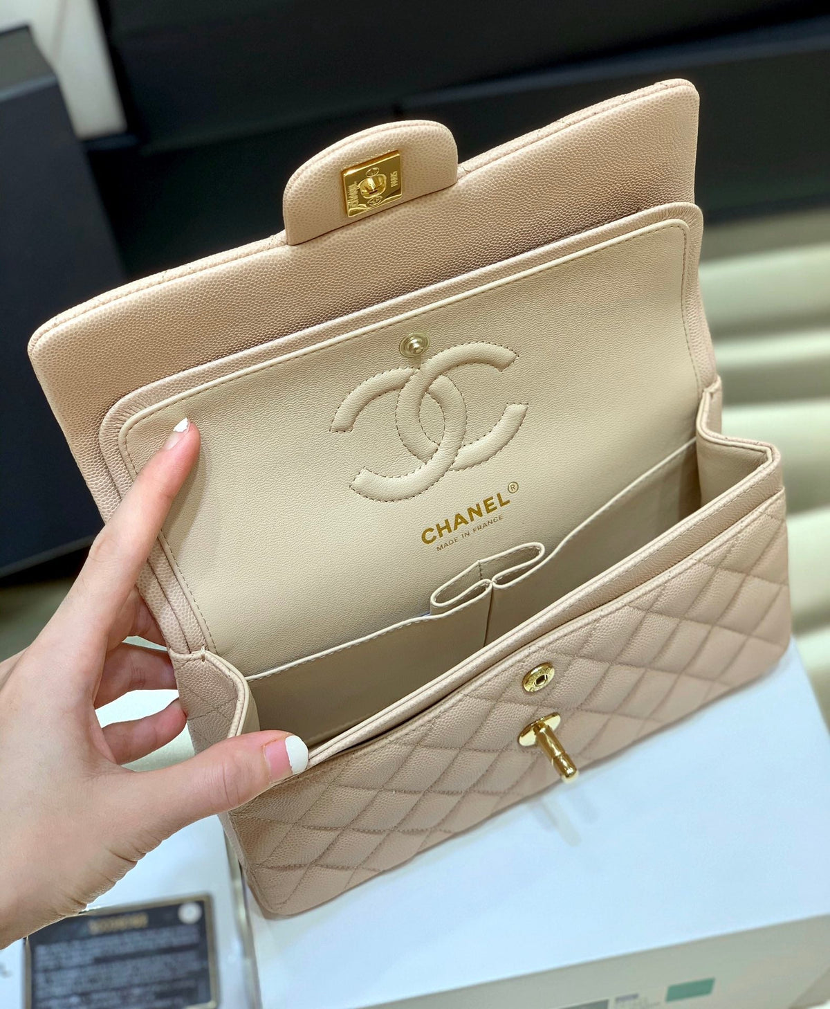 Bolso pequeño clásico con solapa de 23 cm – Edición beige