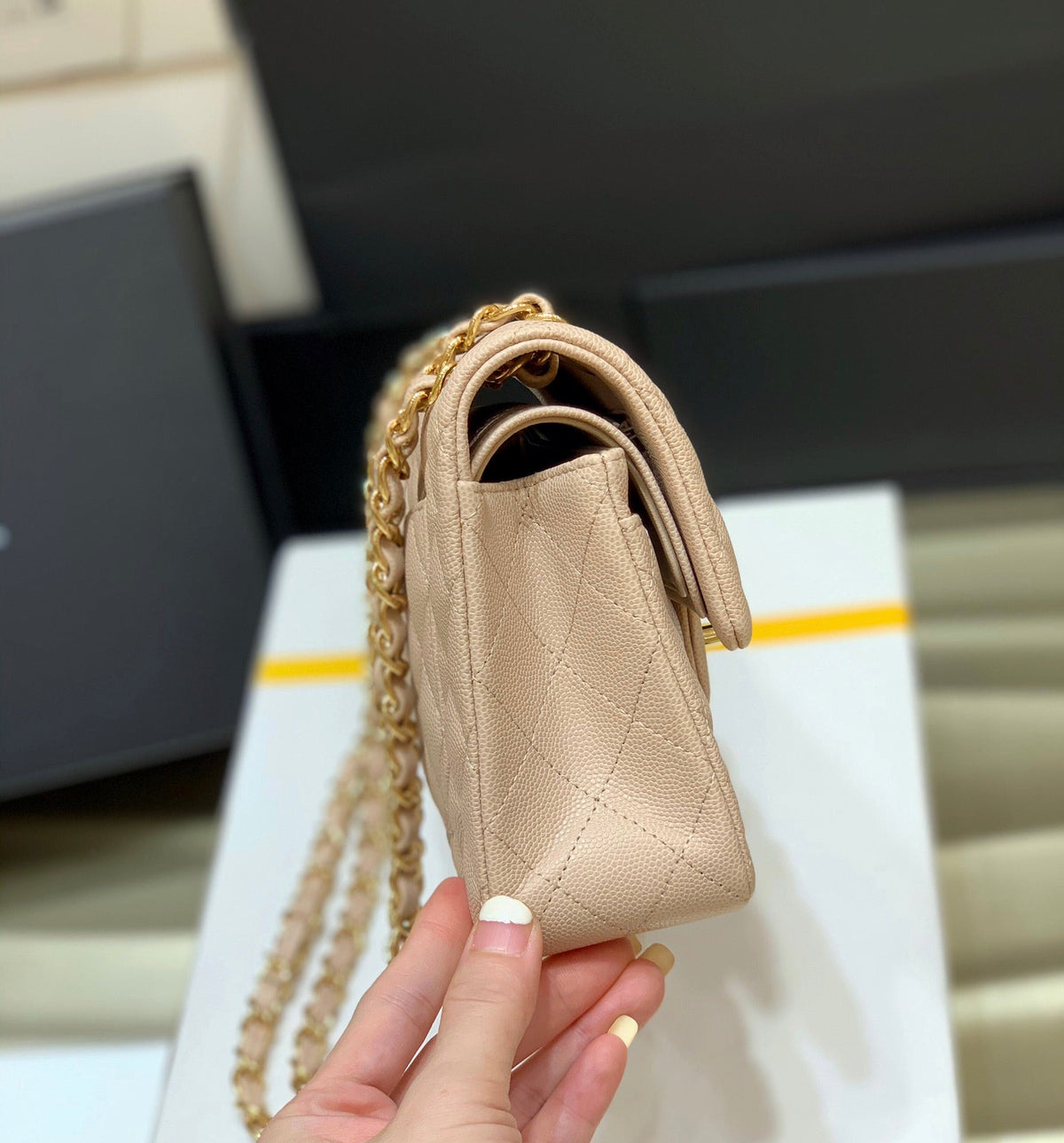 Bolso pequeño clásico con solapa de 23 cm – Edición beige