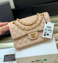 Bolso pequeño clásico con solapa de 23 cm – Edición beige