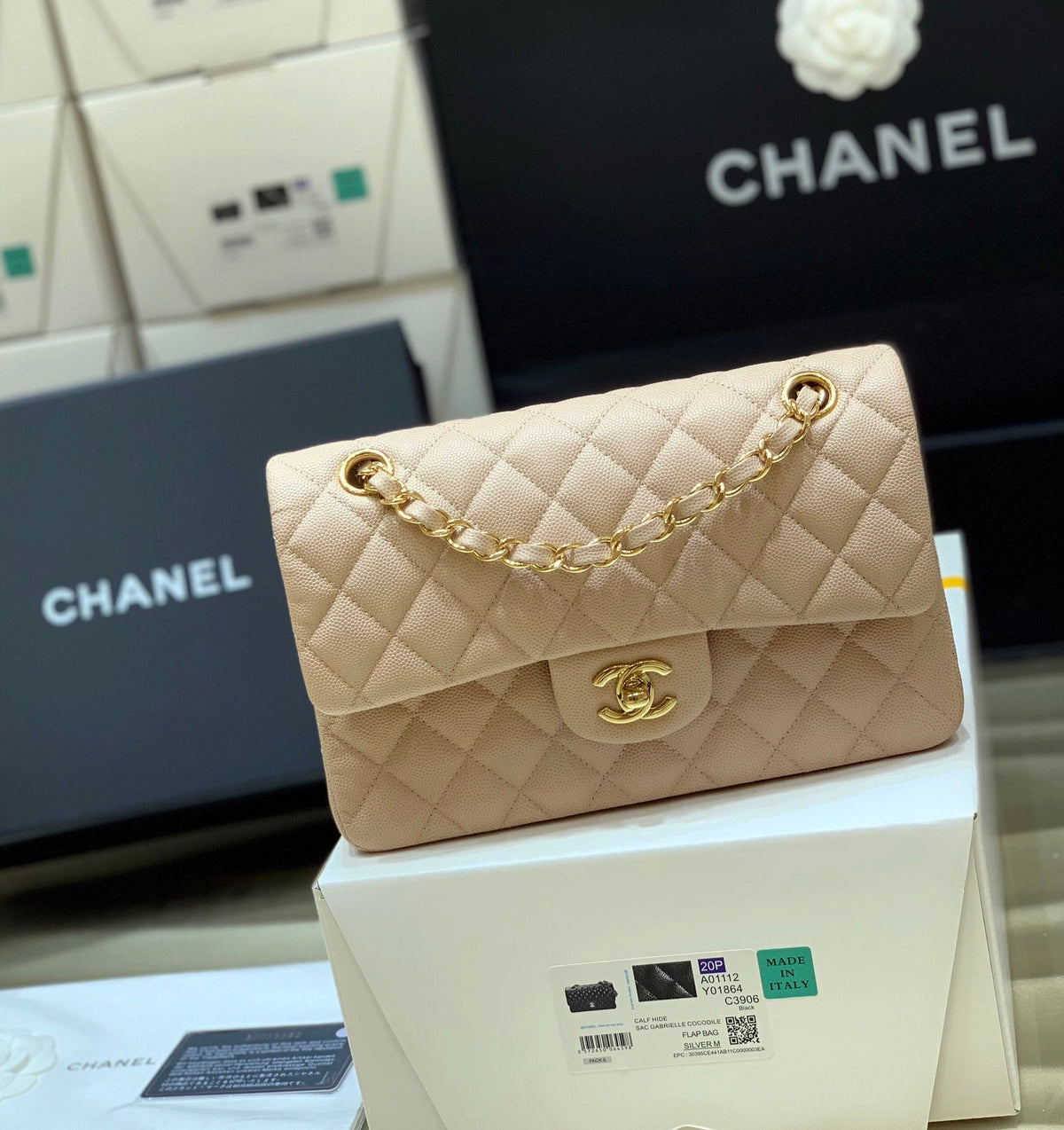 Bolso pequeño clásico con solapa de 23 cm – Edición beige
