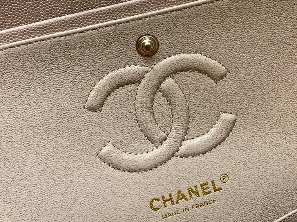 Bolso pequeño clásico con solapa de 23 cm – Edición beige