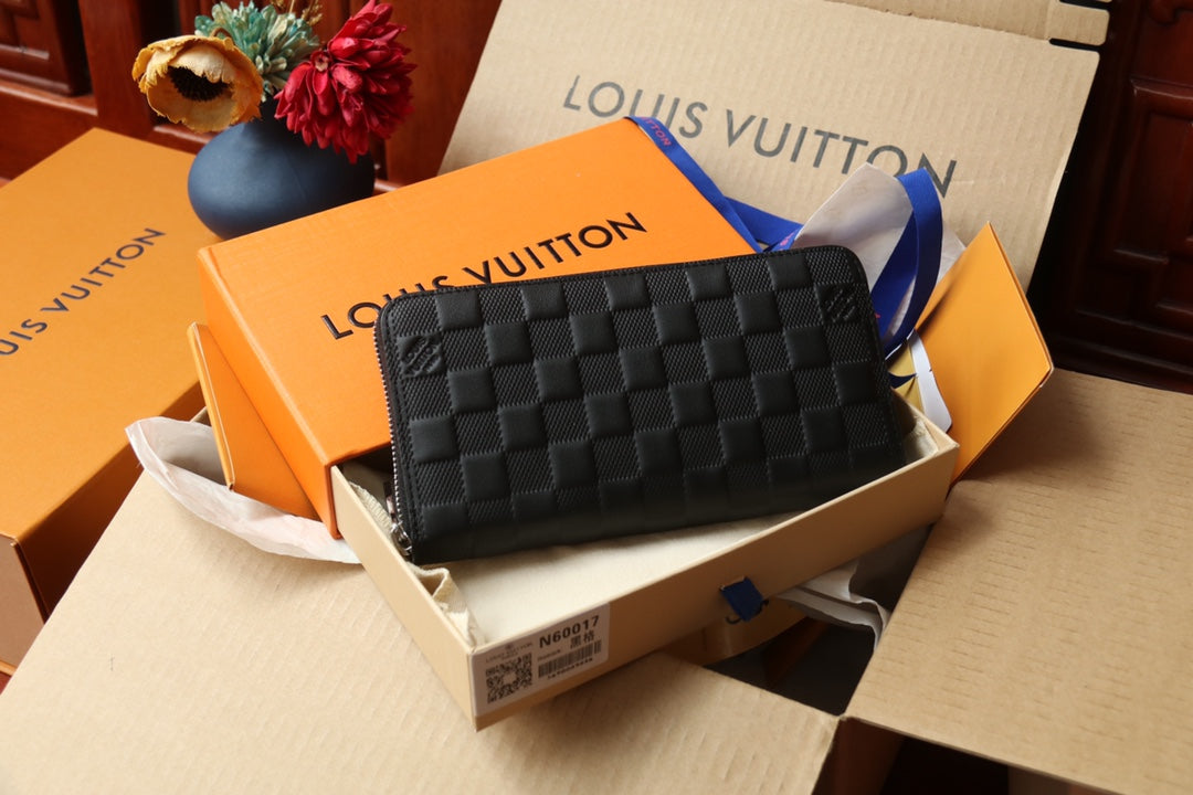 Cartera con cremallera y monograma