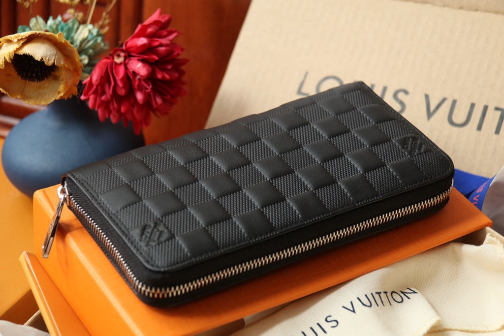 Cartera con cremallera y monograma