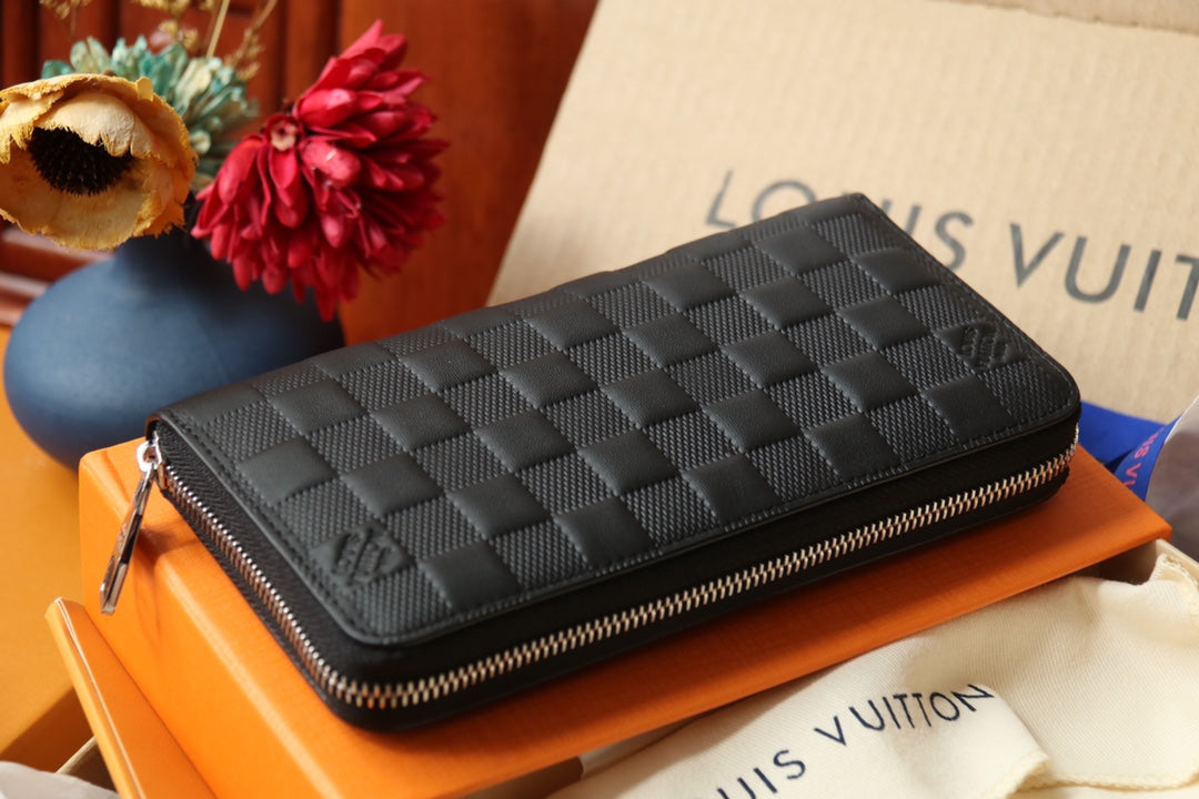 Cartera con cremallera y monograma
