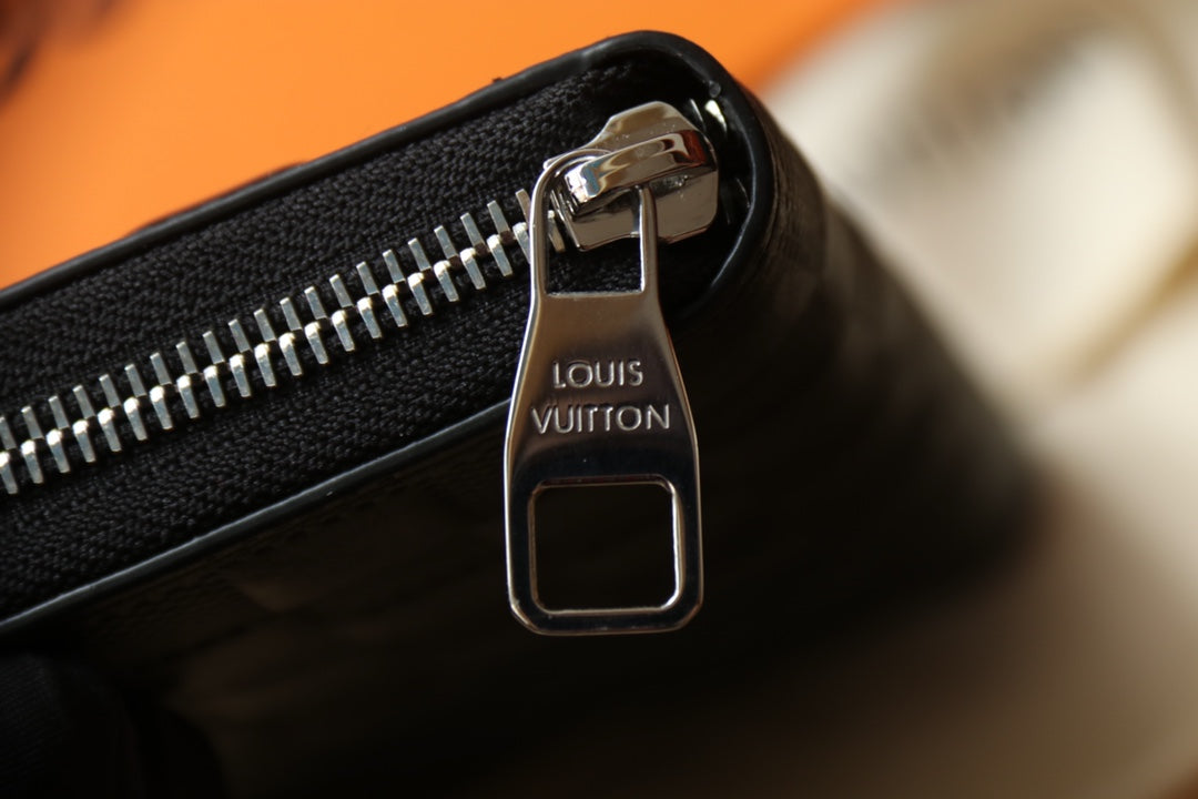 Cartera con cremallera y monograma