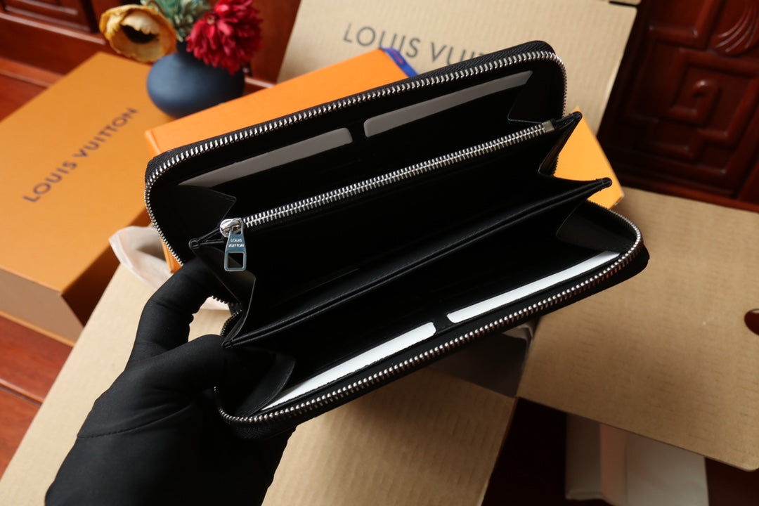 Cartera con cremallera y monograma