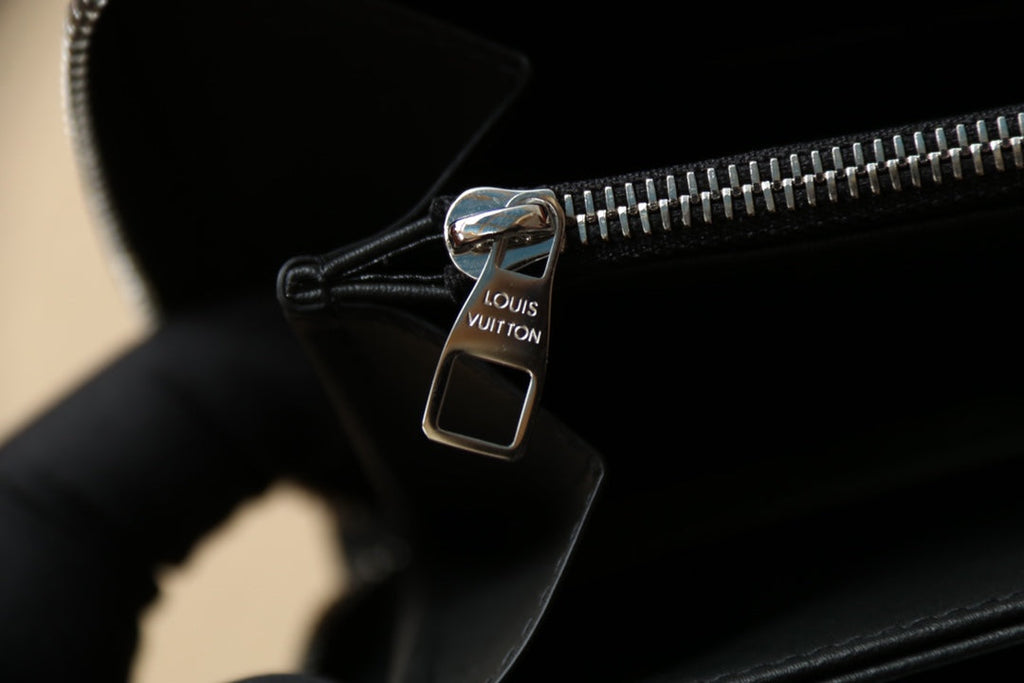 Cartera con cremallera y monograma