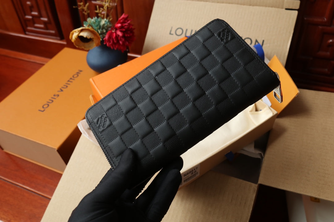 Cartera con cremallera y monograma