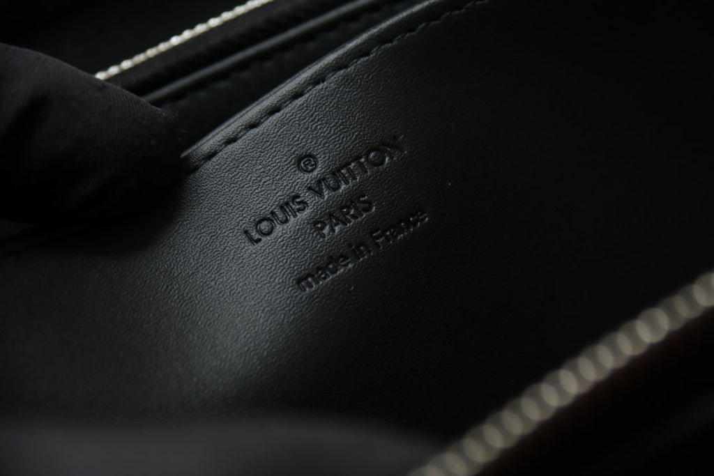 Cartera con cremallera y monograma
