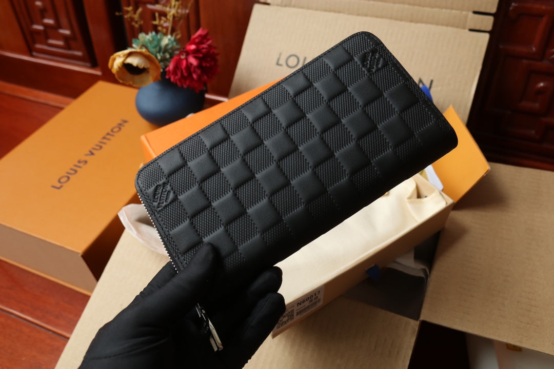 Cartera con cremallera y monograma