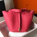 Barra de labios rosa con forma de cubo