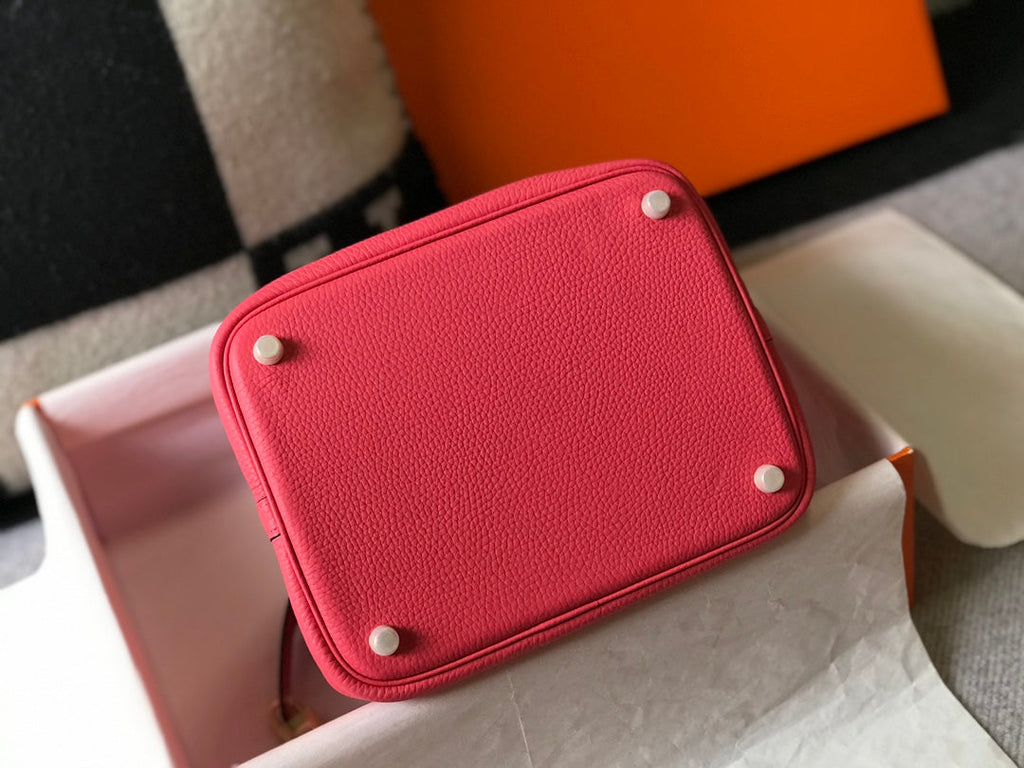 Barra de labios rosa con forma de cubo