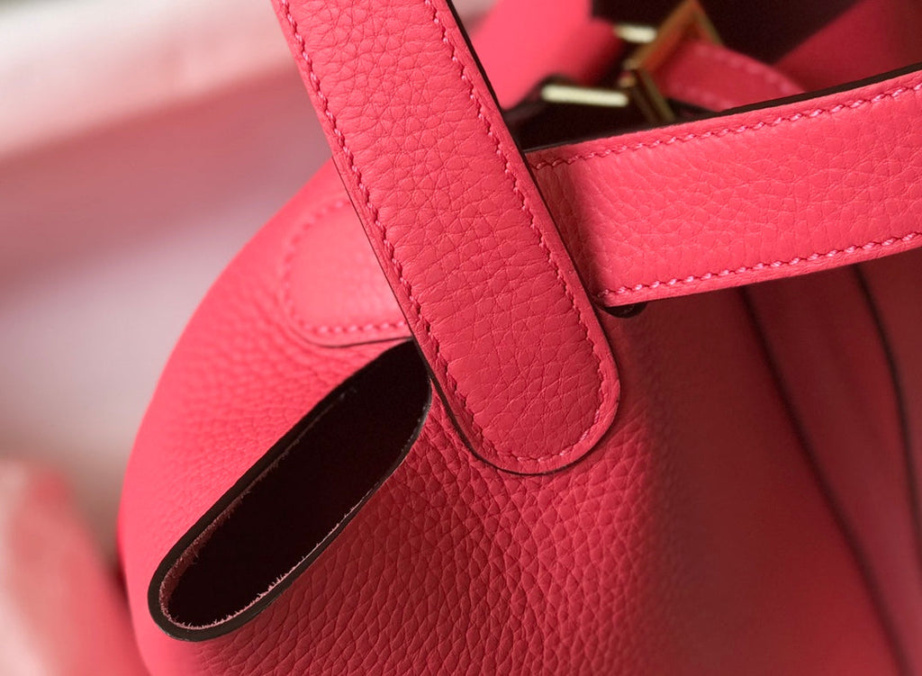 Barra de labios rosa con forma de cubo