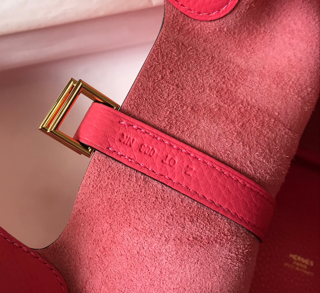 Barra de labios rosa con forma de cubo