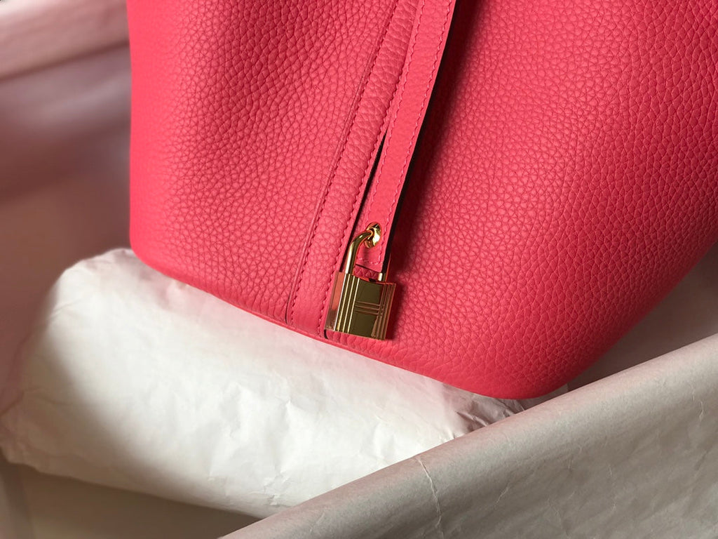 Barra de labios rosa con forma de cubo