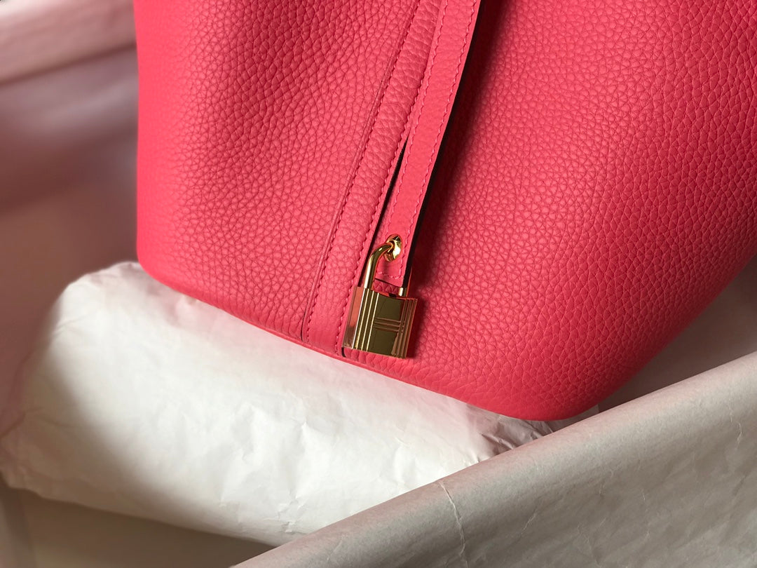 Barra de labios rosa con forma de cubo