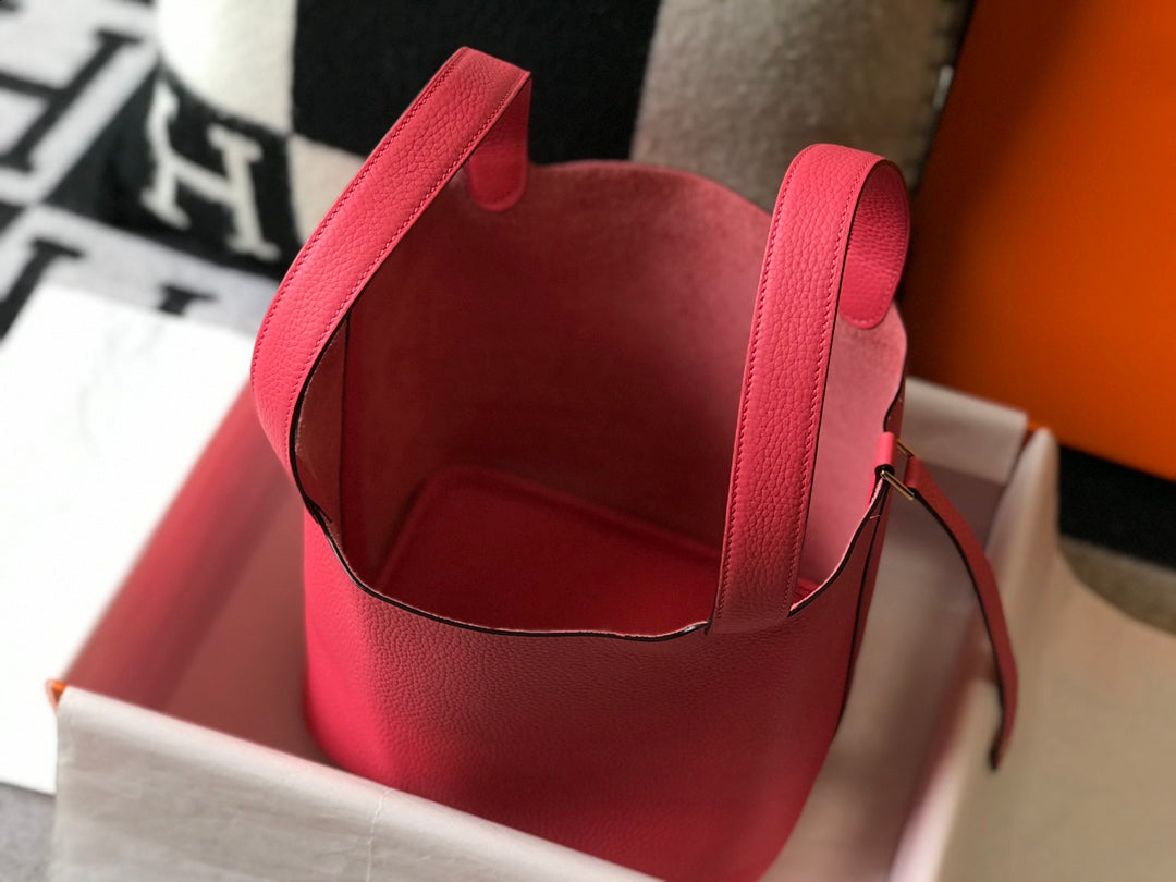 Barra de labios rosa con forma de cubo