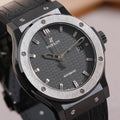 Reloj de 42 mm con esfera de carbono negro y bisel de acero