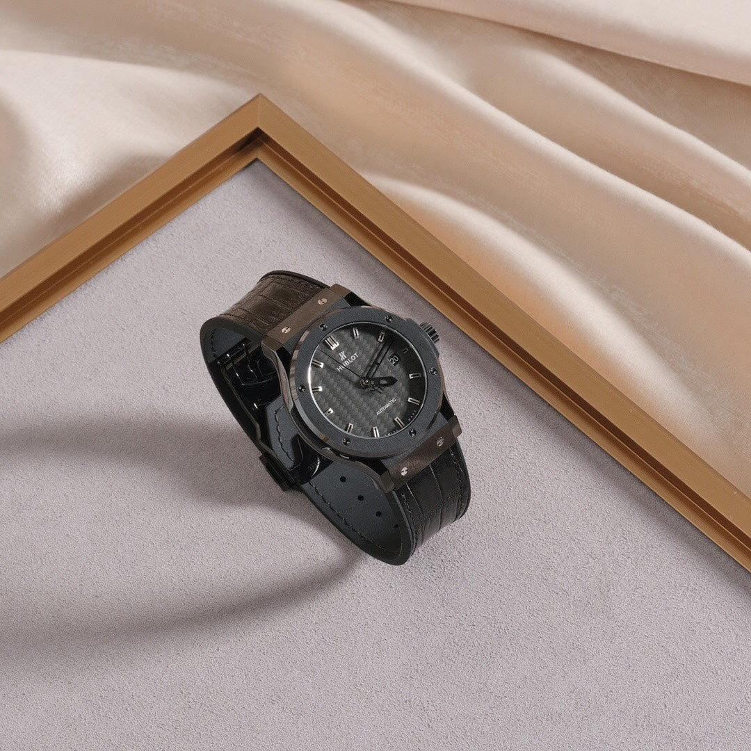 Reloj de 42 mm con esfera de carbono negro y bisel de acero