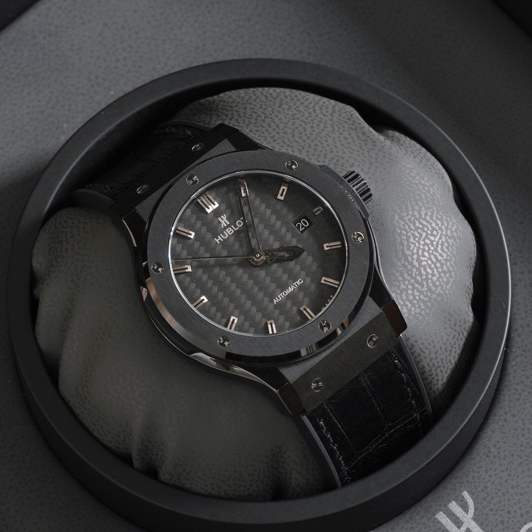 Reloj de 42 mm con esfera de carbono negro y bisel de acero