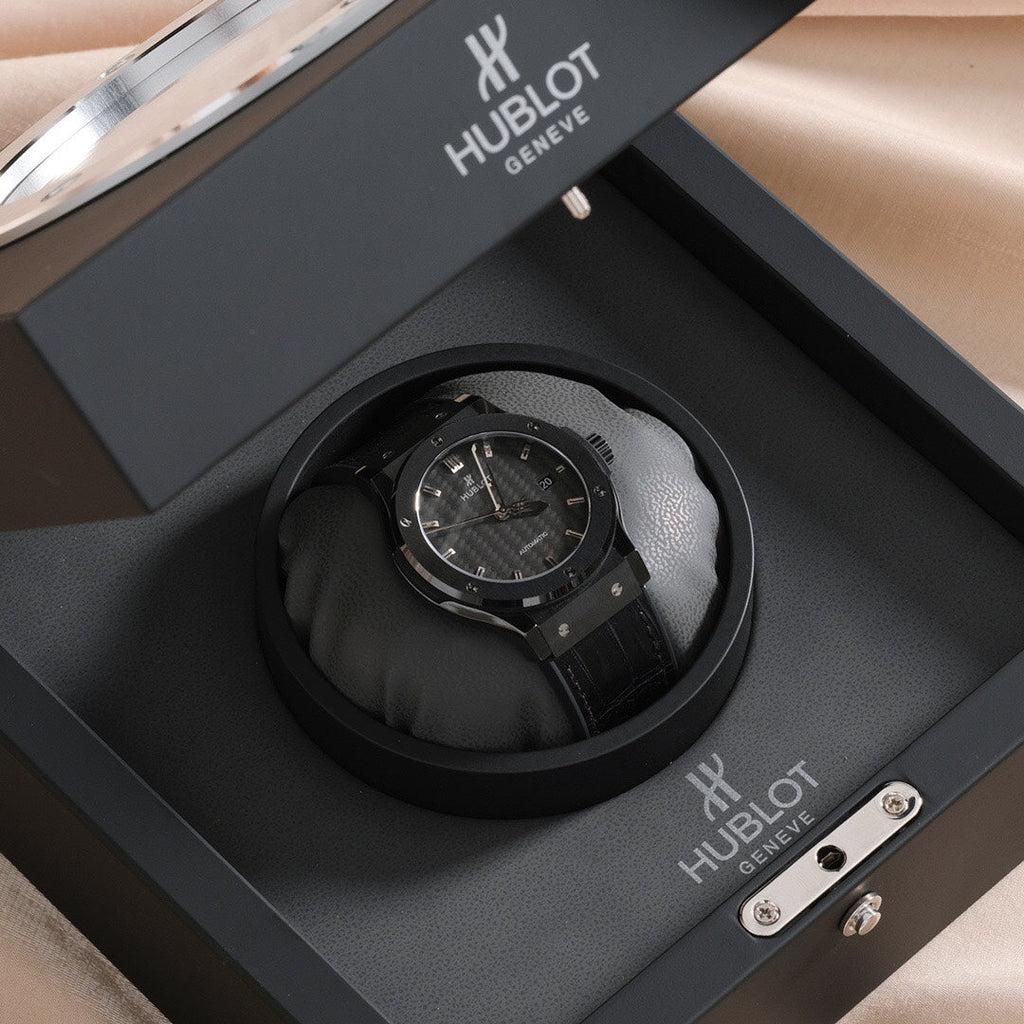 Reloj de 42 mm con esfera de carbono negro y bisel de acero