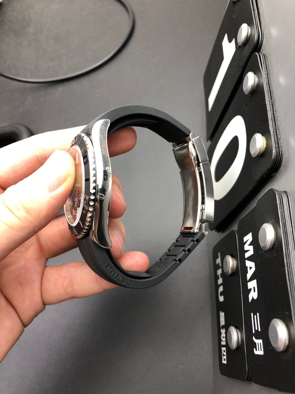 Reloj automático en tono platino de 44 mm