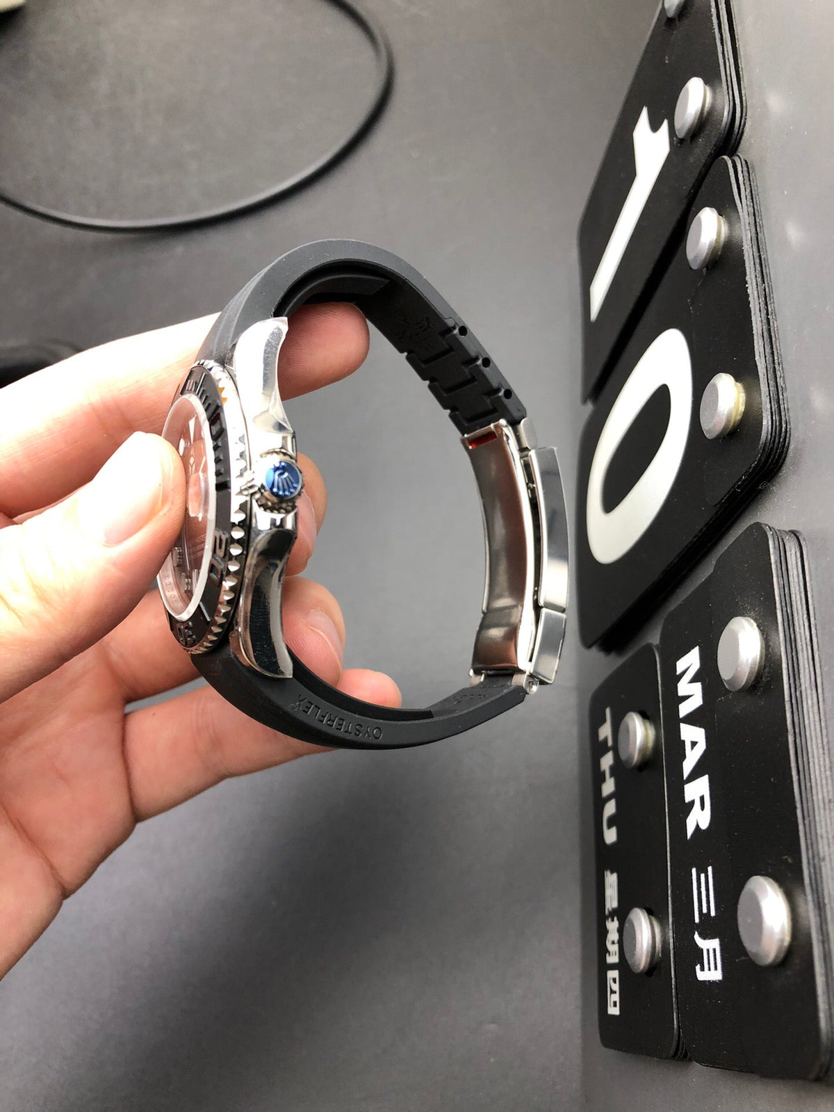 Reloj automático en tono platino de 44 mm