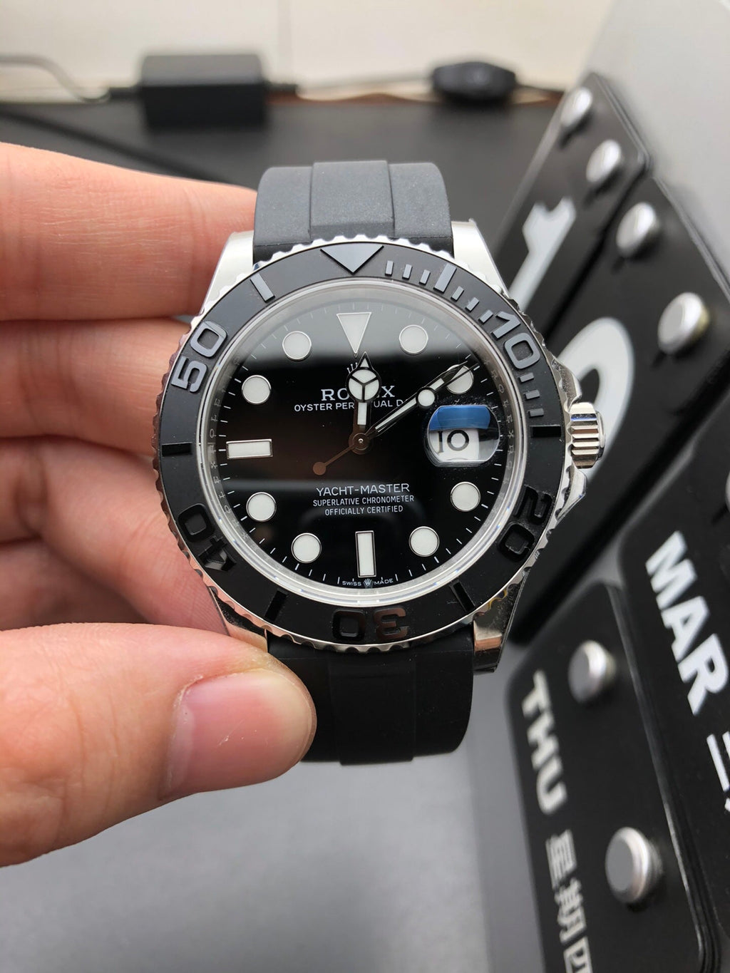 Reloj automático en tono platino de 44 mm
