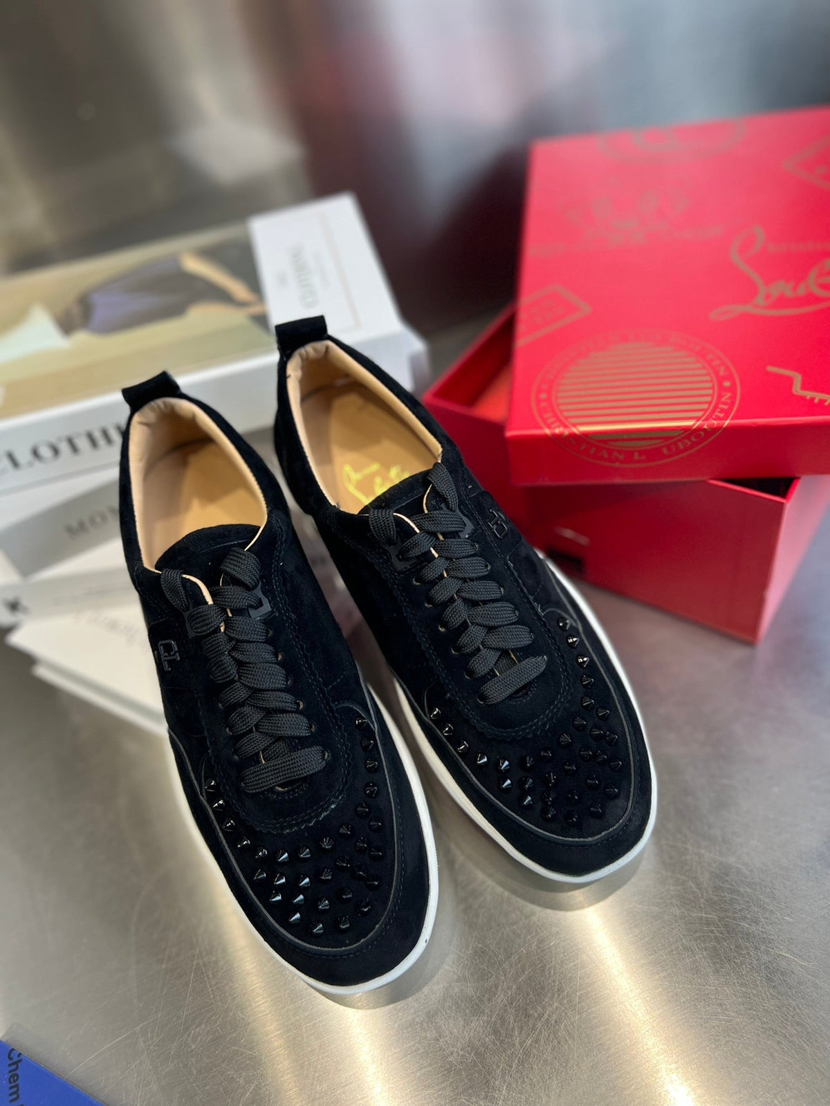 Zapatillas bajas con tachuelas