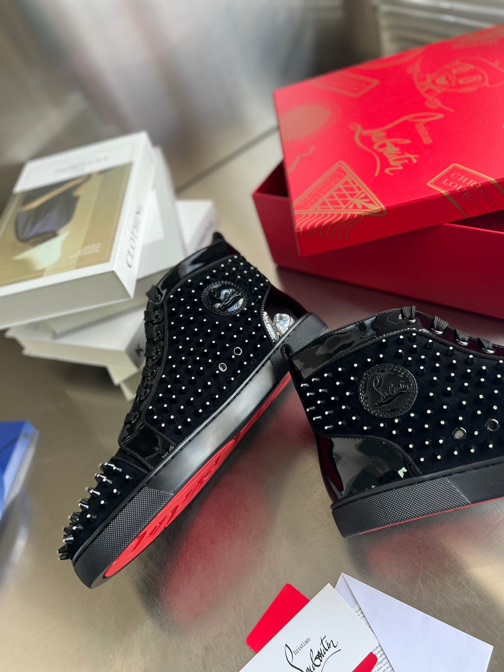 Zapatillas altas negras con tachuelas de diamantes