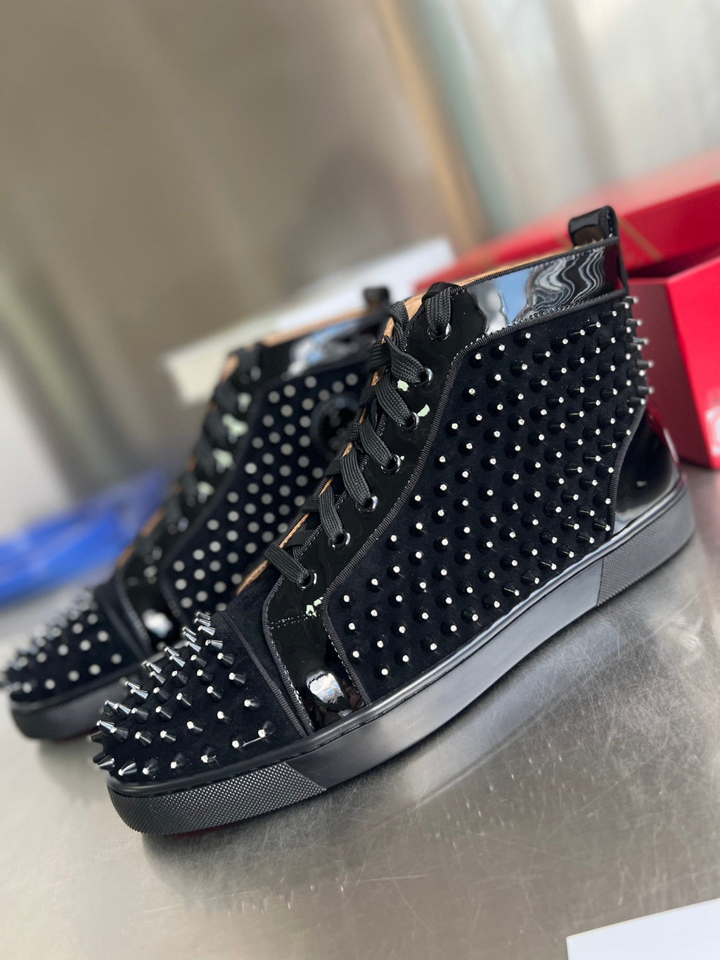 Zapatillas altas negras con tachuelas de diamantes