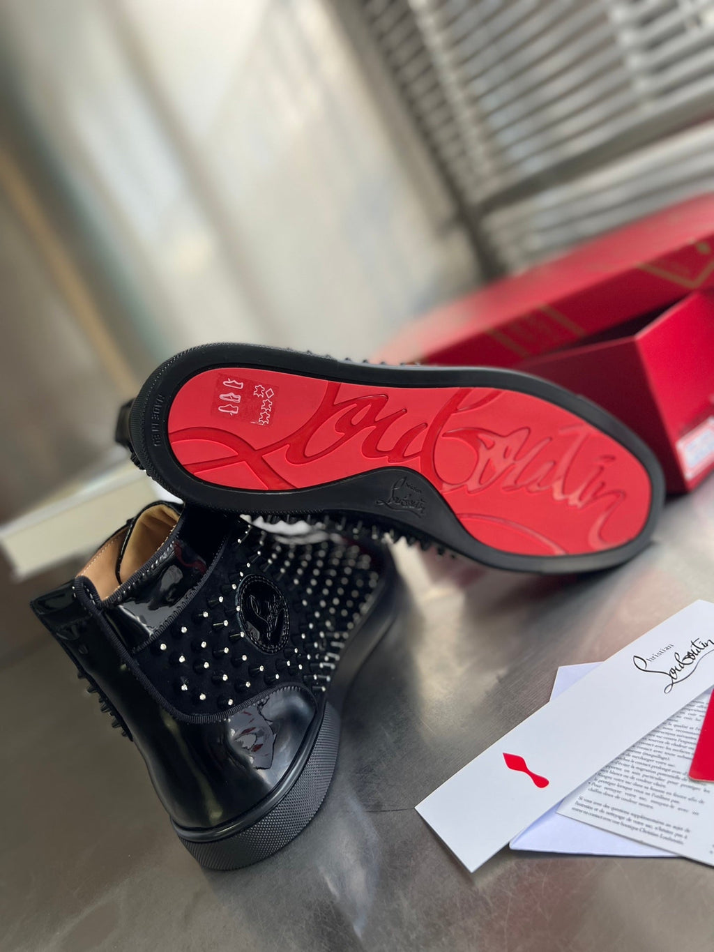 Zapatillas altas negras con tachuelas de diamantes