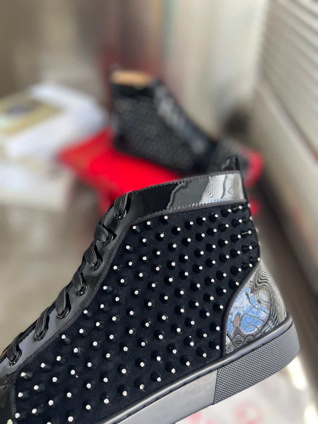 Zapatillas altas negras con tachuelas de diamantes