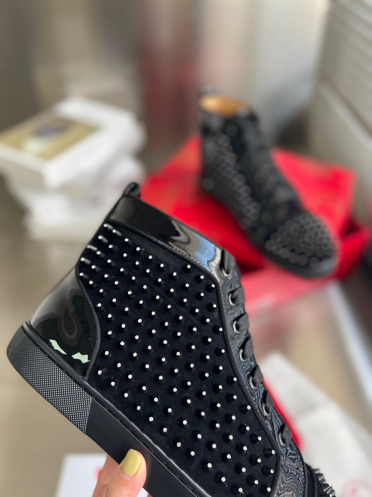Zapatillas altas negras con tachuelas de diamantes